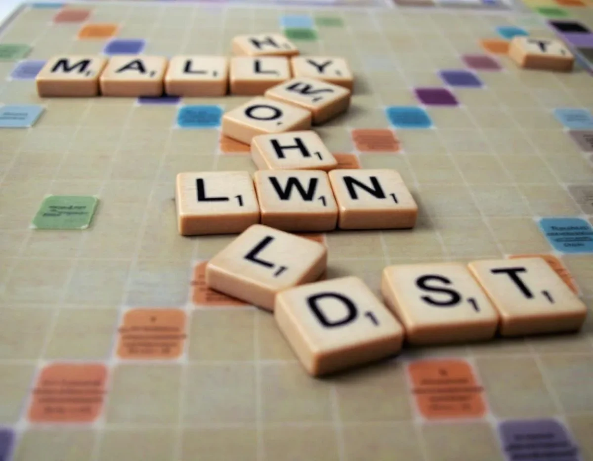 Maîtriser le Scrabble : Tactiques Avancées pour Surclasser vos Adversaires